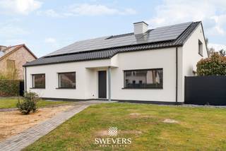 Voor meer info en foto’s, surf naar www.swevers.be – Deze instapklare villa in Herk-de-Stad combineert ruimte, comfort en een verzorgde afwerking op een prachtig perceel van 27a 49ca. De woning werd oorspronkelijk gebouwd in 1994 en volledig gerenoveerd in 2024. Met een bewoonbare oppervlakte van 298 m² is deze woning ideaal voor gezinnen die op zoek zijn naar rust, privacy en een praktische indeling. Bovendien beschikt de woning over een gunstig EPC-label A, 42 zonnepanelen en vloerverwarming, wat zorgt voor een energiezuinige en comfortabele woonervaring. De lichtrijke leefruimte met zithoek en eethoek sluit mooi aan op de open keuken, die<br />volledig uitgerust is met hoogwaardige AEG-toestellen en beschikt over voldoende werk- en bergruimte. Op het gelijkvloers bevinden zich daarnaast twee ruime slaapkamers, een badkamer, een aparte wasplaats en een praktische berging. De eerste verdieping omvat een extra slaapkamer en een tweede badkamer, waardoor deze verdieping perfect kan dienen als aparte ouderverdieping of privéruimte. Buiten geniet u van een uitzonderlijk ruime tuin waar u in alle rust kan ontspannen. Het mooie ingebouwde zwembad vormt hier een absolute troef en maakt het buitenleven extra aangenaam tijdens zonnige dagen. Dankzij de grootte van het perceel is er bovendien voldoende ruimte voor een terras, speelzone of verdere tuinaanleg. Achteraan werd de omheining recent vernieuwd, wat zorgt voor extra privacy en een verzorgde uitstraling. De woning beschikt daarnaast over een private parkeerplaats, extra bergruimte en een grondwaterput van 5.000 liter. De ligging combineert een rustige woonomgeving met een vlotte bereikbaarheid. Scholen, winkels, restaurants en openbaar vervoer bevinden zich op korte afstand en ook de autosnelweg is snel bereikbaar. Voor ontspanning ligt Schulensmeer op slechts 5 km van de woning. Een ideale gezinswoning voor wie op zoek is naar een volledig gerenoveerde, instapklare villa met veel ruimte, een prachtig zwembad en een uitstekende ligging. Voor meer informatie, bel 012 699 900. Bron bewoonbare oppervlakte: EPC – verslag.