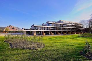 Park Viridis is een uniek woonproject gelegen nabij het centrum van Beveren, in een bijzonder groene en rustige omgeving. Energiezuinig wonen staat hier centraal.<br />De afwerking van deze appartementen bevindt zich in de eindfase en bieden alle modern comfort. Er kunnen nog aanpassingen gebeuren op het vlak van keuken en badkamer, volledig in samenspraak en volgens de voorziene budgetten in het lastenboek.<br />Het project bestaat uit meerdere woonentiteiten en is omgeven door een prachtig groen park van maar liefst 7.000 m². Elk appartement beschikt over een ruim en gezellig terras met zicht op de tuin.<br />Voor dit hedendaagse project wordt gewerkt met de allernieuwste technieken, waaronder zonnepanelen en warmtepompen met vloerverwarming en vloerkoeling. Daarnaast is er de mogelijkheid om een ondergrondse parkeerplaats aan te kopen.<br />Wenst u deze unieke kans niet te laten voorbijgaan? Maak dan gerust een afspraak. <br /><br />referentie: 4587