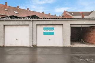Discover the convenience of a closed garage box in the center of Roeselare! This garage box, located in a garage complex behind Weststraat 131...
