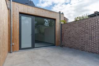 <strong>Vernieuwbouwwoning (2026) met 3 slpk op perceel van 306 m²</strong><br /><br /><strong>Gunstig gelegen</strong> op rustige ligging nabij het centrum. Vlakbij scholen, winkels, openbaar vervoer en met een vlotte bereikbaarheid naar de Ring en autostrade E 34 Anwerpen - Eindhoven.<br /><br />Deze <strong>volledig vernieuwde (2026)</strong> woning werd <strong>energiezuinig en zeer degelijk verbouwd</strong> tot een gezellige en instapklare stadswoning die voldoet aan alle hedendaagse normen. <strong>Met achteringang via de tuin!</strong><br /><br />Zij bestaat uit een lichte inkomhal met vestiairehoek en gastentoilet. Deze geeft via een mooie glazen deur toegang naar de open keuken en lichte leefruimte. De keuken werd ingericht met een inductievuur, dampkap, combi-oven, koelkast met vriesvak en heel wat kastruimte en een groot werkblad. De leefruimte is heel licht door de grote raampartij achteraan met open zicht op de tuin en de lichtkoepel. Hier geniet men tevens van een aangename vloerverwarming. Aansluitend aan de keuken een aparte berging/wasplaats.<br />Op de eerste verdieping treft men een ruime slaapkamer met rechtstreekse toegang naar de badkamer die werd ingericht met bad én douche en dubbele wastafel en een toilet. Ook hier geniet men van veel natuurlijke lichtinval. Op de tweede verdieping vinden we twee toffe lichte slaapkamers. Deze kunnen eveneens gebruik maken van de badkamer door een tweede deur die in de nachthal uitkomt. Verder nog een praktische en droge voorraadkelder.<br /><br />De gezellige tuin op het zuiden springt breder uit en geeft toegang via een <strong>handige achteringang </strong>waar men eveneens een aparte ondergrondse staanplaats en berging kan bij aankopen, voor 27.000 euro tesamen. <br /><br /><strong>Door de doorgedreven isolatie, vloerverwarming, nieuwe ketel enz komen we tot een energiezuinige woning.</strong><br /><strong>De elektriciteit is goedgekeurd tem 2051. De woning is asbestveilig. EPB in aanvraag. Verkoop onder registratie.</strong>