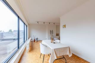 Dit <strong>grotendeels gerenoveerd penthouse</strong> bevindt zich op de <strong>vierde verdieping </strong>van een appartementsgebouw met <strong>lift</strong>, gelegen in een zijstraat van de Stationsstraat in Sint-Niklaas.<br /><br />Via de ruime inkomhal heeft u toegang tot een apart, zeer ruim toilet, de eerste slaapkamer en de leefruimte. De <strong>woonkamer geniet van veel natuurlijke lichtinval</strong> dankzij de <strong>grote raampartijen</strong> en geeft uit op het terras.<br /><br />Een absolute meerwaarde is het <strong>zeer ruime, zuidgericht terras</strong>, waar u de hele dag van de zon kan genieten. Ook de <strong>afgesloten keuken</strong>, die voorzien is van de nodige installaties, biedt rechtstreeks toegang tot het terras, wat zorgt voor een praktische en aangename verbinding tussen binnen en buiten.<br /><br />Het appartement beschikt over <strong>twee slaapkamers</strong>. Beide kamers staan in verbinding met de <strong>vernieuwde badkamer</strong>, die uitgerust is met een inloopdouche, lavabo en een tweede toilet.<br /><br />Centrale ligging met winkels, openbaar vervoer en andere voorzieningen op korte afstand.<br /><br />Er is een mogelijkheid tot het aankopen van een autostaanplaats of garagebox. <br /><br /><span><em>De daken van het gebouw werden recent vernieuwd, wat bijdraagt aan een verbeterde energie-efficiëntie. Daarnaast is de lift conform de geldende regelgeving en goedgekeurd volgens de vereiste veiligheidsnormen.</em></span><br /><br />U kan een bezoek aanvragen via 03 502 98 74 of via lena@claves.be.