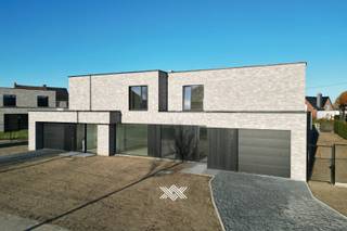 Deze nieuwbouw woning met 3 slaapkamers en een bewoonbare oppervlakte van 187 m² is gelegen op een perceel van 578 m² langs de Rijksweg in Machelen, een deelgemeente van Zulte. Deze gemeente is centraal gelegen tussen Deinze en Kortrijk en staat bekend om zijn mooie natuur en uitgestrekte fiets- en wandelroutes langs het water, waardoor het erg geliefd is bij fietsers, wandelaars en natuurliefhebbers. Daarnaast biedt de regio een mooi aanbod aan horeca, diverse supermarkten, detailhandel, sportfaciliteiten,...<br /><br />De woning is op het gelijkvloers ingedeeld als volgt: een inkomhal met gastentoilet en plaats voor een vestiairekast, via de kamerhoge glazen deur (type steellook) komt u in de lichtrijke eet- en leefruimte met volledig geïnstalleerde open keuken, voorzien van een keukeneiland en uitgerust met diverse inbouwtoestellen waaronder een Bora fornuis met ingewerkte dampkap. Aansluitend aan de keuken bevindt zich een inpandige garage met ruime annex berging. De westelijk georiënteerde tuin met terras is te bereiken vanuit de leefruimte. Dankzij de grote raampartijen kunt u binnen genieten van een mooie natuurlijke lichtinval en een uitzicht over de tuin.<br /><br />Op de eerste verdieping zijn er drie slaapkamers, samen met een extra afzonderlijk toilet, een technische ruimte en een badkamer voorzien van een ligbad, ruime inloopdouche en een dubbele wastafel.<br /><br />Deze woning maakt deel uit van een kleine verkavelde grond waarop er 6 nieuwbouwwoningen zullen komen. Twee woningen werden ondertussen volledig afgewerkt, twee andere zitten in ruwbouwfase en er zijn ook nog twee woningen waar de bouwwerken nog moeten starten. In de laatste twee gevallen kunnen alle keuzes op het vlak van afwerking nog zelf gemaakt worden volgens de ruime budgetten die in het lastenboek standaard worden voorzien.<br /><br />Deze woningen voldoen aan de strenge energetische normen en onderscheiden zich onder meer door hun duurzaam karakter, vrij van fossiele brandstoffen. Er wordt gebruik gemaakt van fotovoltaïsche panelen (4 stuks), vloerverwarming door middel van een warmtepomp (lucht-water) en een sterke akoestische en thermische isolatie. Bovendien worden de woningen uitgerust met een ventilatiesysteem type D met maximale warmterecuperatie. Iedere woning beschikt tevens over een septische put van 2.000 liter en een regenwaterput van 10.000 liter.<br /><br />Lot 3: oppervlakte perceel 336 m² - bewoonbare oppervlakte 187,26 m²<br />Lot 4: oppervlakte perceel 501 m² - bewoonbare oppervlakte 173,70 m²<br />Lot 5: oppervlakte perceel 703 m² - bewoonbare oppervlakte 184,04 m²<br />Lot 6: oppervlakte perceel 578 m² - bewoonbare oppervlakte 186,99 m²<br /><br />Verlaagd BTW-tarief van 6% mogelijk op de volledige constructiewaarde. <br /><br />Benieuwd naar één van deze lichtrijke en kwalitatieve nieuwbouwwoningen? Maak dan snel een vrijblijvende afspraak via guillian@landbergh.be of 09 278 78 79