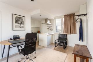 Instapklare studio met badkamer en keuken op de bovenste verdieping van een goed onderhouden gebouw.In een gebouw met één appartement per verdieping...