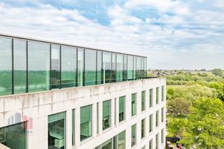 Enorm goed gelegen kantoren van 351 m² te huur, strategisch gelegen vlakbij de E19 en op amper 450 m van de R0-op- en afrit 6...