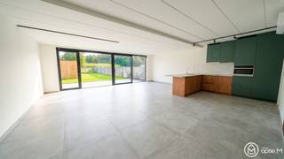 Ben je op zoek naar een ruim gelijkvloers appartement te huur in Bilzen waar binnen- en buitenruimte mooi samenkomen? Op de Hasseltsestraat 66A vind je dit comfortabele appartement van maar liefst 120 m², met twee slaapkamers, een grote leefruimte én een zonnige tuin. Extra handig: alles bevindt zich op het gelijkvloers en er zijn maar liefst drie parkeerplaatsen inbegrepen.<br /><br /><strong>Indeling</strong><br /><u>Gelijkvloers:</u><br />Via de inkomhal kom je binnen in een praktisch en ruim appartement. De grote leefruimte vormt het hart van de woning en sluit aan op de open keuken. Dankzij de open indeling heb je hier alle ruimte om een gezellige zit- en eethoek in te richten.<br />Verder beschikt het appartement over twee slaapkamers, een badkamer en een aparte berging. Alles bevindt zich op één niveau, wat zorgt voor extra wooncomfort.<br />De woning is bovendien al voorzien van lamelgordijnen en verlichtingsarmaturen. Je hoeft dus niet meteen aan de slag met deze praktische afwerking.<br /><u>Buitenruimte:</u><br />Ook buiten krijg je verrassend veel ruimte. Het appartement beschikt over een terras van 19 m² en een tuin van ongeveer 80 m². Beide zijn zuidwest georiënteerd, waardoor je hier op zonnige dagen heerlijk van de namiddag- en avondzon kunt genieten.<br />In de tuin bevindt zich bovendien een grote buitenberging, ideaal voor fietsen, tuinmateriaal of extra opslag.<br /><br /><strong>Troeven</strong><br />- Ruim appartement met een bewoonbare oppervlakte van ca. 120 m²<br />- Volledig gelijkvloers wonen met 2 slaapkamers<br />- Terras van 19 m² en tuin van ca. 80 m², zuidwest gericht<br />- Grote buitenberging voor extra opslagruimte<br />- Lamelgordijnen en verlichtingsarmaturen reeds aanwezig<br />- 3 parkeerplaatsen inbegrepen<br /><br /><strong>Ligging & omgeving</strong><br />Het appartement is gelegen aan de Hasseltsestraat 66A in Bilzen, een praktische uitvalsbasis voor wie comfortabel wil wonen met een vlotte verbinding naar het centrum en de omliggende gemeenten.<br />Dankzij de combinatie van een ruime woonoppervlakte, eigen tuin en parkeergelegenheid is dit een interessante huurwoning voor wie graag de ruimte van een woning combineert met het gemak van een gelijkvloers appartement.<br /><br /><strong>Interesse?</strong><br />Wil je dit ruime appartement met 2 slaapkamers en tuin in Bilzen graag zelf ontdekken? Plan dan een bezoek en ervaar tijdens een rondleiding hoeveel ruimte en wooncomfort je hier krijgt.<br />Surf naar het pand op onze website en druk op de knop "Ik ben kandidaat" om een bezoek in te plannen. <br /><br />Wil je weten wat jouw woning waard is? Ook daarvoor kan je ons steeds vrijblijvend contacteren.