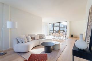 <p>Luxe penthouse in de prestigieuze realisatie ‘The Roastery’, op de voormalige site van koffiebranderij Jespers. Het project is opgebouwd rond een centrale binnentuin die een oase van rust biedt in de bruisende buurt.</p>
<p>Gezelligheid troef dankzij de ideale verbinding tussen de modewijk, het trendy Zuid en de oude binnenstad. Een prachtige locatie om te leven, wonen en genieten. Tussen de Scheldekaaien en de levendige Kloosterstraat, bevindt u zich hier op wandelafstand van de hipste boetieks, gezellige cafés en culinaire hotspots.</p>
<p>Licht en ruimte is wat meteen opvalt bij het binnenkomen van deze penthouse. Bij de afwerking werd gekozen voor hoogwaardige materialen en maatwerk. Zo werd er o.a. een doorlopende lichte parketvloer voorzien, die het appartement een warme en tijdloze uitstraling geeft.</p>
<p>De ruime leefruimte baadt in het licht dankzij de grote raampartijen. Grote schuiframen geven uit op het riant dakterras van maar liefst 31 m² – ideaal voor een koffietje in de ochtendzon of een sfeervol diner.</p>
<p>De open keuken is naadloos geïntegreerd in de leefruimte en werd afgewerkt met een hoogwaardig werkblad in keramische steen, greeploze kasten en hoogwaardige AEG-toestellen: combi-oven, inductieplaat, vaatwasser, ijskast en dampkap. Aansluitend bevindt zich een ruime berging/wasplaats.</p>
<p>Deze penthouse telt twee volwaardige slaapkamers, elk met een eigen badkamer. De master kan gebruikmaken van de 'en suite' badkamer met riante inloop-regendouche, ligbad, dubbel lavabomeubel en extra toilet. Het geheel werd smaakvol afgewerkt met marmer, licht hout en wit kraanwerk.</p>
<p>De tweede slaapkamer is eveneens mooi ruim en beschikt aansluitend over een eigen badkamer met inloop-regendouche en lavabomeubel.</p>
<p>Apart gastentoilet.</p>
<p>Eén of twee kelderbergingen bij te kopen.</p>
<p>Verkoop onder BTW-stelsel.</p>