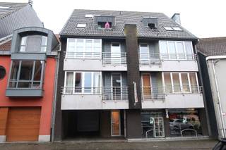 Dit zeer goed onderhouden appartement op het derde verdiep, is gesitueerd in de gezellige winkelstraat in het centrum van Gistel. Het bestaat uit...