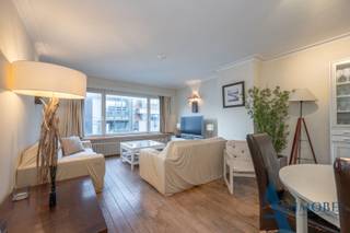 Ontdek dit charmante en bijzonder ruime appartement, ideaal gelegen voor wie houdt van degelijke ruimtes  en kwaliteit. De lichtrijke en zonnige woonkamer vormt het hart van dit appartement en biedt een warm en uitnodigend kader om te ontspannen .<br />Via de grote inkomhal met praktische inbouwkasten en berging  geniet je meteen van een gevoel van ruimte en orde. De aparte keuken uitgevend op  de gevel is volledig afgescheiden, waardoor zowel kookplezier als rust in de leefruimte gegarandeerd zijn. <br />Achteraan bevinden zich twee uitzonderlijk ruime slaapkamers met potentieel voor een extra sanitaire unit.<br />Er is reeds  een badkamer aanwezig en dit maakt het comfortplaatje dan compleet.<br />De balkon/terras aan de achterzijde biedt een rustige buitenplek en berging.<br />Een extra troef is de inpandige parkeerplaats op niveau -1, geschikt voor een middelgrote wagen – een zeldzame en praktische meerwaarde in Knokke.<br />Dit appartement combineert ruimte, licht en mogelijkheden en is daarmee een ideale keuze als  tweede verblijf of investering. Dit appartement  biedt bovendien heel wat potentieel om met enkele frisse updates een trendy look te creëren.  <br />Stedenbouwkundige Inlichtingen : in aanvraag.