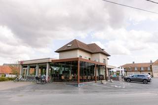 Dit karaktervolle pand combineert authenticiteit met tal van mogelijkheden. Gelegen aan de Wijnendale-Stationstraat, op een zichtlocatie...