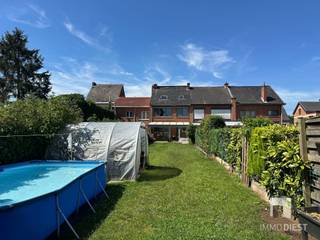 <p><span>Comfortabel wonen nabij het centrum van Diest? Van harte welkom in deze zonnige woning met tuin.<br />Dankzij de centrale ligging bereikt u de winkels, scholen, Halve Maan, centrum op minder dan 5 min. met de fiets.</span></p><p><span>De woning beschikt over 3 kamers, een kelder met extra kamer en veel opbergruimte, een zolderverdieping met extra mogelijkheden en een mooie tuin met 2 overdekte terrassen. <br />Sowieso een interessante woning voor gezinnen, koppels en zij die op zoek zijn naar 'niet teveel werk aan de woning'.</span></p><p><span>INDELING:</span><span><br />GELIJKVLOERS:<br />- toffe inkomhal met een karaktervolle houten trap en charmante dubbele glazen deur<br />- (eerste) toilet<br />- woonkamer met pelletkachel, grote ramen en schuifraam richting overdekt terras<br />- keuken met toegang naar de tuin en het terras <br />- overdekt terras, een gezellige plek om buiten te zitten, zowel op zonnige dagen als bij minder goed weer.</span></p><p><span>VERDIEPING 1:<br />- 3 slaapkamers (met elektrische rolluiken)<br />- badkamer met lavabo, douche en 2de toilet<br />- nachthal met trap naar zolder</span></p><p><span>ZOLDER:<br />- de zolderruimte is deels ingericht als bureau en extra kamer, deels als stockage. Hierdoor biedt de woning heel wat mogelijkheden voor wie nood heeft aan extra plaats of flexibel in te richten ruimtes.<br /><br />GARAGE EN KELDER:<br />- voorraadkamer <br />- praktische was- en stookplaats<br />- extra kamer (muziek, hobby, fietsen of als stockage te gebruiken)<br />- garage met automatische sectionaalpoort</span></p><p><span>De tuin is volledig omheind en biedt verschillende mogelijkheden voor wie graag buiten leeft, tuiniert of extra buitenruimte wenst. Achteraan bevindt zich bovendien een aangename overdekte zithoek met tuinberging. Ideaal om in alle rust te genieten of een pijltje te gooien. </span></p><p><span>EXTRA TROEVEN:</span><span><br />· Gezinswoning met mogelijkheden qua ruimte (kamers) en stockage (kelder, zolder, tuinhuis)<br />· Aangename tuin met 2 overdekte terrassen<br />· 24 zonnepanelen aanwezig mét certificatenopbrengst (270 Euro/certificaat). Gemiddeld 4 à 5 certificaten per jaar (= +/- 1.080 à 1.350 Euro/jaar, afhankelijk van de zonne-opbrengst én dat tot december 2031).<br />· Centrale ligging nabij winkels, scholen, Halve Maan, oprit Halen E314<br />· Interessant voor gezinnen, koppels of wie extra ruimte zoekt<br />· Elektriciteit = conform tot 2051 (= besparing van 5.000 à 7.000 Euro)<br />· De woning is asbestveilig</span></p><p><span>Kortom, een fijne thuis op een vlot bereikbare locatie in Diest.</span></p><p><span>Wenst u meer info of een bezoek? Aarzel niet en bel Immo Diest: 013 31 25 22.<br />In afwachting van uw bezoek kan u alvast de virtuele tour bekijken.</span></p>
