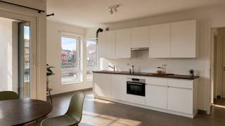 <p><span>Appartement moderne de 2 chambres avec terrasse dans un emplacement idéal !</span></p>
<p><span>Vous recherchez un appartement prêt à emménager dans un excellent quartier de Gand ? Alors ce charmant appartement situé Zuidkaai 8 boîte 101 mérite certainement une visite. Le bien combine confort, style et agencement pratique dans un environnement calme tout en restant central.</span></p>
<p><span>Le lumineux séjour avec cuisine ouverte moderne constitue le cœur de l’appartement et offre un espace agréable pour se détendre ou recevoir des invités. Dans le prolongement du séjour se trouve une agréable terrasse où vous pourrez profiter en toute tranquillité d’un moment de détente ou d’une journée ensoleillée.</span></p>
<p><span>L’appartement dispose également de deux chambres spacieuses, d’une salle de bains moderne équipée d’une douche et d’un lavabo, ainsi que d’un agencement pratique optimisant parfaitement l’espace disponible.</span></p>
<p><span>La localisation est un véritable atout : à proximité du centre historique de Gand, des transports en commun, des commerces, des restaurants et des grands axes routiers. Idéal pour ceux qui souhaitent vivre confortablement avec toutes les commodités à portée de main.</span></p>
<p><span>Intéressé(e) ? N’hésitez pas à nous contacter pour plus d’informations ou pour organiser une visite.</span></p>
<p></p>