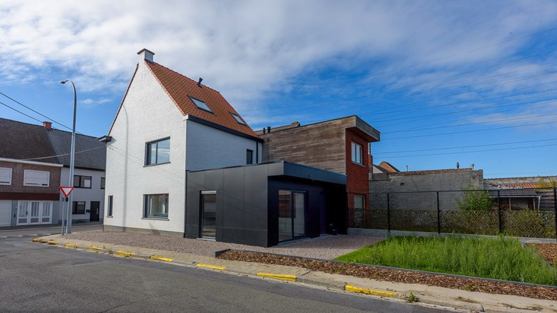 Stijlvol gerenoveerde woning nabij het centrum van Deerlijk - photo 1