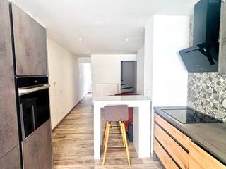Recent gerenoveerde rijwoning. De woning bestaat uit een kelderverdieping. Op het gelijkvloers: een inkomhal, een douchekamer met toilet, een...