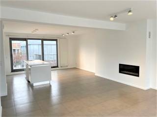 Prachtig penthouse -duplex met een opp van +/- 135 m² en twee terrassen gelegen Kempischdok Westkaai . Indeling inkomhal apart toilet , berging , living met open keuken met kookeiland , gashaard terras aan de voorkant oost gericht terras achterkant west gericht , badkamer met ligbad ,inloopdouche , dubbele lavabo met meubel via de trap naar bovenste verdieping met 2 slapkamers en aparte dressing in de kelder een staanplaats beschikbaar
Prijs penthouse 1700 € + 125 € voor de parking gemeenschappelijke kosten 200 € nuts voorzieningen apart te betalen beschikbaar 01/01/2027