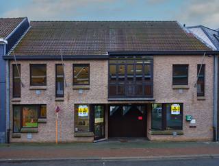 AlgemeenIn het hart van Ursel, in de Rozestraat 8, bevindt zich dit uitzonderlijk ruime en polyvalente gebouw. Het pand deed vroeger dienst als site...