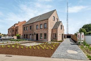 Deze halfopen BEN nieuwbouwwoning is gelegen op een absolute TOP locatie te Weelde. Vlakbij het centrum en op wandelafstand van winkels, school...