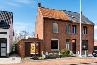 Te renoveren woning gelegen op een perceel van ca. 449 m².Indeling en omschrijving:U betreedt de woning via de inkomhal, die toegang biedt tot de...
