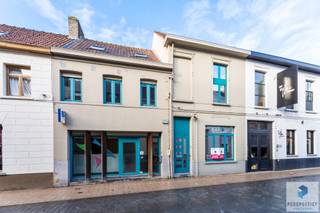 BEKIJK DE VIDEO <br /><br />Dit veelzijdige gebouw werd enkele jaren geleden grondig en kwalitatief gerenoveerd en verkeert in absolute topstaat.<br />Dankzij deze totaalrenovatie geniet u van;<br /><br />- EPC-label B<br />- Conforme elektrische keuring<br />- Asbestvrij attest<br />- Vloerverwarming, airconditioning, vernieuwde leidingen en een frisse afwerking<br /><br />Met een bruikbare vloeroppervlakte van 376 m² is er meer dan voldoende ruimte voor al uw professionele activiteiten.<br /><br />Indeling<br />Gelijkvloers: 2 aparte ingangen, stijlvolle wachtruimte, ruime vergaderzaal, meerdere bureaumogelijkheden met ingebouwde kasten, vernieuwde keuken, meerdere toiletten, een aparte douche ruimte, 2 kelderbergingen, technische ruimte.<br />Eerste verdieping: diverse kantoorruimtes ingedeeld in compartimenten, badkamer met toilet en toegang tot het absolute topstuk: het dakterras mét extra ruimte – ideaal voor ontspanning, een personeelsruimte of gewoon om het weekend in te zetten.<br />Derde verdieping: bijkomende ruimte die flexibel kan worden ingericht naar wens (extra kantoor, ontspanning, archief, …).<br /><br />Locatie<br />Dit gebouw was vroeger een verzekeringskantoor en bevindt zich in het hart van Aalter centrum, omringd door levendige buren zoals Het Vijfde Seizoen, Café ’t Altaer en de markt. Voor bezoekers en personeel is er gratis parkeergelegenheid op wandelafstand, met keuze uit twee grote parkeerterreinen.<br /><br /><br />Contacteer PERSPECTIEF VASTGOED – 7 op 7 bereikbaar – voor meer informatie of een bezoek.<br />Bel  050/550.750 of mail naar info@perspectiefvastgoed.be.