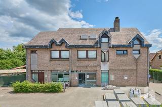 Zeer ruim, instapklaar appartement (216 m²) met een lichtrijke woonkamer uitgerust met speksteenkachel, 4 ruime slaapkamers, een terras (70 m²),...