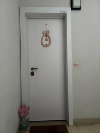 Welkom in dit charmante en praktisch ingedeelde appartement op de eerste verdieping van een verzorgd appartementsgebouw.<br />Bij het binnenkomen word je verwelkomd in een gezellige inkomhal, die toegang biedt tot een apart toilet en een handige berging/wasruimte. Vanuit de hal bereik je eveneens de badkamer, uitgerust met een douche, lavabo en bijhorend meubel.<br />Verder zijn er twee slaapkamers aanwezig: een ruime master bedroom en een tweede, knusse kamer die directe toegang biedt tot een aangenaam overdekt terras – ideaal om in alle rust te genieten van een moment buiten.<br />De leefruimte is licht en ruim, en sluit naadloos aan op de open keuken. Deze is praktisch ingericht en voorzien van ingebouwde toestellen, waaronder een koelkast en oven, wat zorgt voor extra comfort en gebruiksgemak.<br />Tot slot beschikt het appartement nog over twee private kelderbergingen, wat zorgt voor extra opslagruimte.<br />Kortom, een ideaal appartement voor wie op zoek is naar comfort, functionaliteit en een aangename woonomgeving.