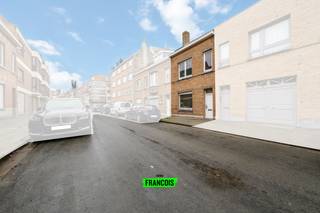 Charmante te renoveren woning met 3 slaapkamers en tal van mogelijkheden te Oostende <br /><br />Ontdek deze ruime te renoveren gezinswoning in de rustige en centraal gelegen Noord-Edestraat 38 in Oostende. Deze woning biedt een solide basis en is ideaal voor wie op zoek is naar een project met potentieel. Dankzij de drie volwaardige slaapkamers, de aangename indeling en de vele uitbreidingsmogelijkheden kan dit huis omgetoverd worden tot een moderne, comfortabele thuis.<br /><br />Binnenin geniet je van lichte leefruimtes en een structuur die uitnodigt tot creatief herinrichten. Denk aan een open leefruimte, extra badkamer, hobbyruimte of thuiskantoor – de mogelijkheden zijn eindeloos. De woning beschikt bovendien over een zonnige buitenruimte die perfect is voor een gezellig stadstuintje of een knusse patio.<br /><br />Gelegen op wandelafstand van winkels, scholen, openbaar vervoer en de kust, is dit de ideale uitvalsbasis voor wie houdt van het bruisende stadsleven maar toch graag rustig woont.<br /><br />Ben jij klaar om je eigen stempel te drukken op deze woning met karakter?<br /><br />Grijp deze unieke kans en laat je inspireren door de mogelijkheden die deze woningen te bieden heeft.