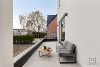 <p>Ontdek deze prachtige, volledig gerenoveerde woning waar modern comfort en tijdloze elegantie hand in hand gaan. Gelegen in een bijzonder rustige en aangename omgeving, biedt deze instapklare woning een oase van rust, terwijl alle voorzieningen toch binnen handbereik blijven.<br /><br />Met een bewoonbare oppervlakte van maar liefst 380 m² op een ruim perceel van 956 m², geniet u hier van uitzonderlijke leefruimte zowel binnen als buiten. De woning werd met oog voor detail en hoogwaardige materialen volledig vernieuwd, wat resulteert in een hedendaagse afwerking en optimaal wooncomfort.<br /><br />Binnenin beschikt de woning over vier volwaardige slaapkamers en twee stijlvolle badkamers, ideaal voor gezinnen of wie op zoek is naar extra ruimte. De lichtrijke leefruimtes zorgen voor een aangename sfeer en sluiten perfect aan op de tuin, waar u in alle privacy kan genieten van het groen. Kortom, deze woning combineert ruimte, luxe en rust op een unieke manier en is de perfecte keuze voor wie op zoek is naar een hoogwaardige, instapklare woonst. <br /><br />EXTRA: <br />- EPC A (77 kWh/(m² jaar) --> E-peil 56<br />- 14 zonnepanelen  (450 kWh)<br />- Zeer ruime garage + oprit<br /><br />Niet gelegen in mogelijks of overstromingsgevoelig gebied, niet gelegen in afgebakend overstromingsgebied of afgebakende oeverzone, niet gelegen in risicozone overstromingen (P-score A, G-score A), woongebied. Vergunning uitgereikt, stedenbouwkundige info in aanvraag. Niet opgenomen in het maatregelenregister.<br /><br />Nabij school, winkels, autosnelweg, openbaar vervoer, etc. Voor meer info ga naar www.coenenvastgoed.be of bel 03/375.82.92</p>