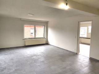 <p><span><strong>Vraag uw bezoek aan via info@optimusvastgoed.be!</strong></span><br /><span><strong>TE HUUR: Gerenoveerd appartement met 2 slaapkamers en terras te Beverlo!</strong></span><br /><span>Dit appartement geniet een gunstige ligging in een kleinschalig appartementsgebouw op de verbindingsweg Beringen-Leopoldsburg. Het heeft een vlotte bereikbaarheid. Openbaar vervoer is op wandelafstand.</span><br /><span>Het appartement ondergaat momenteel een renovatie: nieuwe badkamer (wordt nog geplaatst), nieuwe vloeren en het appartement werd volledig opnieuw geschilderd. </span><br /><span>Dit ruime appartement beschikt over een ruime keuken, woonkamer, 2 ruime slaapkamers, badkamer met inloopdouche, berging en terras aan de achterzijde van het gebouw. Vooraan het gebouw is er een autostaanplaats voorzien.</span><br /><span><strong>Ligging:</strong></span><br /><span>Centrale ligging met een vlotte bereikbaarheid, vlakbij het centrum van Beverlo en op wandelafstand van Beringen-Mijn en op enkele minuten rijden van het commercieel centrum B-Mine. Openbaar vervoer is binnen wandelafstand.</span><br /><span><strong>Indeling: </strong></span><br /><span>Inkomhal, woonkamer met veel lichtinval, ruime keuken, berging, 2 slaapkamers, badkamer met inloopdouche en apart toilet. Terras aan de achterzijde en buitenberging.</span><br /><span><strong>Troeven:</strong></span><br /><span>- Gunstige ligging!</span><br /><span>- Gerenoveerd!</span><br /><span>- Gunstig EPC!</span><br /><span><strong>EPC B met certificaatnummer 20230208-0002804871-RES-1.</strong></span><br /><span><strong>Gemeenschappelijke kosten; € 40 per maand met jaarlijkse afrekening.</strong></span><br /><span><strong>BESCHIKBAAR vanaf 01.10.2026.</strong></span></p>
