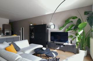 Appartement met 2 slaapkamers en zonnig zuidterras in Mortsel

Een gezellige buitenplek in de zon, een keuken waar je uitgebreid kunt koken en het groen van Fort V vlakbij? Dit appartement in Mortsel combineert het met een centrale ligging en vlotte verbindingen.

Het appartement uit 2010 heeft een bewoonbare oppervlakte van 82 m². De leefruimte met open keuken vormt het hart van de woning. De eikenhouten vloer zorgt voor een warme uitstraling, terwijl de ruime keuken met kookeiland, een 5-pits gasfornuis en 3 ovens alle ruimte biedt om te koken en samen te tafelen.

Vanuit de leefruimte stap je rechtstreeks het zuidgerichte terras op. Dit werd enkele jaren geleden gerenoveerd en is een gezellige buitenplek met een eigen karakter. Hier geniet je de hele dag van de zon.

Verder beschikt het appartement over twee slaapkamers en een badkamer met ligbad en douchescherm, wastafelmeubel en toilet.
	
Troeven:
* Centrale ligging: dicht bij openbaar vervoer, Fort V, Mortsel centrum en met vlotte toegang tot de E19 en de Antwerpse Ring
* Gerenoveerd zuidterras aan de leefruimte
* Ruime open keuken met kookeiland en 3 ovens
* Kleinschalig gebouw uit 2010
* Goed geïsoleerd: EPC B
* Elektrische keuring conform
* Lage gemeenschappelijke bijdrage van €70/maand voor verzekering, elektriciteit en reserveopbouw

Interesse? Neem contact op via vredebaan86@gmail.com of 0456 16 38 92