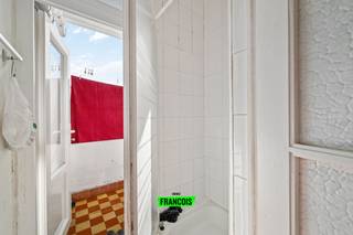 Op een bijzonder aangename locatie, vlakbij zowel het centrum als de zee, bevindt zich dit ruim appartement met een bewoonbare oppervlakte van ca. 155 m². Dankzij de centrale ligging geniet u hier van een uitstekende bereikbaarheid, winkels en openbaar vervoer in de nabije omgeving, en bent u bovendien op korte afstand van het strand.<br /><br />Indeling:<br /><br />Bij het betreden van het appartement komt u in de woonkamer, die bestaat uit een gezellige salonruimte vooraan en een eetplaats. Aansluitend bevindt zich een semi-ingerichte keuken. Verder is er een apart toilet en een douchekamer. Het appartement beschikt daarnaast over twee volwaardige slaapkamers.<br /><br />Het appartement op de tweede verdieping is samen met het dak-verdiep waar nog 2 slaapkamers zijn en een extra badkamer. <br /><br />Extra informatie:<br /><br /><ul><li>Bewoonbare oppervlakte: ca. 155 m²<br /><br /></li><li>Momenteel verhuurd aan €771 / maand<br /><br /></li><li>EPC: 327 kWh/m² jaar<br /><br />Interessant investeringspand dankzij de bestaande huurovereenkomst<br /><br />Dit appartement combineert ruimte, een praktische indeling en een uitstekende ligging nabij stad en zee, waardoor het zowel voor investeerders als toekomstige bewoners een interessante opportuniteit vormt.<br /><br />Interesse? Neem gerust contact op voor meer informatie of een bezoek.</li></ul>