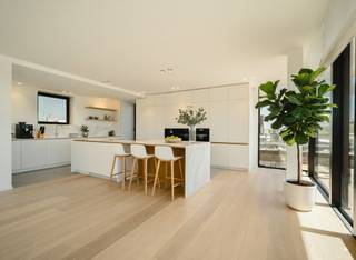 Gelegen aan de rand van de Golfbaan van Sterrebeek, met panoramisch uitzicht op de baan, lichte penthouse met 3 slaapkamers van ± 258 m² bruto...