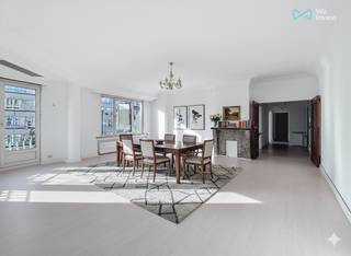 bruxelles.ouest@weinvest.be | 02 315 77 22 | We Invest offers you this exclusive, bright 112 m² apartment on the 2ᵉ floor of Avenue Charles Quint 276 in Ganshoren. It comprises an entrance hall, a vast living room of almost 43 m², a kitchen with access to the balcony, two bedrooms of 17 m² and 15 m², a bathroom and a separate toilet. The apartment is spacious and functional, with PVC windows and double glazing, collective gas central heating with calorimeters, elevator and entry phone. A compulsory private garage completes the property for an additional €30,000. The property is rated PEB E - 253 kWh/(m².an) - CO₂ : 50 kg/(m².an). The electrical installation is not compliant. Ideally located, this property benefits from quick access to public transport (Basilix bus stop and Berchem train station just minutes away), schools and shops (Basilix Shopping Center, MediaMarkt). Major roads and the freeway are also nearby, ensuring excellent mobility. Don't hesitate to come and visit! To find out more, visit www.weinvest.be.