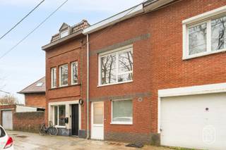 Ontdek deze recent opgeleverde ecologische nieuwbouwwoning op een rustige locatie in Kortrijk. Indeling: op de gelijkvloers vinden we een opbergruimte / fietsenstalling, een badkamer en een slaapkamer en een gezellig stadstuintje op de eerste verdieping bevind er zich een ruimte leefruimte met een volledig geinstalleerde keuken, op de tweede verdieping, bevind er zich een kamer een polyvalente ruimte en een zuidgericht zonovergoten dakterrasTroeven: uiterst zuinig verbruik dankzij de vloerverwarming in alle ruimtes, de warmtepomp en de zonnepanelen, zuidgericht privé dakterras zonder inkijk, volledig instapklaar, centrale en rustige ligging in Kortrijk en kan bovendien worden aangekocht met 6% btw-tarief (ipv 21%)Deze woning is ideaal voor wie op zoek is naar een duurzame, onderhoudsvriendelijke en toekomstgerichte woonoplossing op een strategische locatie.Interesse? Meer informatie via feline@immobeguin.be