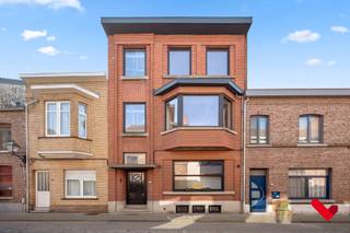 <p>Ontdek dit prachtig gerenoveerde herenhuis, ideaal gelegen in het centrum van Tienen. Deze woning combineert authentieke charme met hedendaags comfort en biedt een uitzonderlijke hoeveelheid ruimte, licht en mogelijkheden.<br /><br /></p>
<p> </p>
<p><strong>Troeven van deze woning:</strong></p>
<ul>
<li>Recent gerenoveerd met oog voor kwaliteit en duurzaamheid</li>
</ul>
<ul>
<li>Uitgerust met moderne technieken en voorzien van alarmsysteem</li>
</ul>
<ul>
<li>Ruime bewoonbare oppervlakte met tal van grote kamers</li>
</ul>
<ul>
<li>Veel natuurlijke lichtinval dankzij grote raampartijen</li>
<li>Flexibele indeling: ideaal voor combinatie wonen/werken of andere polyvalente invullingen</li>
</ul>
<ul>
<li>Zuidgerichte tuin met veel privacy met aansluitend terras en doorlopende vloertegels</li>
<li>Toegang tot tuin via groot accordeon-raam dat open gaat over de totale breedte</li>
<li>Authentieke elementen zijn behouden gecombineerd met een moderne afwerking</li>
<li>Bijzonder functionele kelderruimte in gebruik als volwaardige was -en opslagruimte</li>
<li>Afwerking van de bovenste verdieping voor indeling naar keuze</li>
<li>Gelegen in het centrum van Tienen, op wandelafstand van winkels, scholen en openbaar vervoer.</li>
<li>Instap klaar en onmiddellijk beschikbaar<br /><br /></li>
</ul>
<p><strong>Indeling:</strong><br />De woning beschikt over meerdere ruime leefruimtes, een volledig uitgeruste keuken en polyvalente kamers die naar wens kunnen worden ingericht (bureau, praktijkruimte, hobbyruimte, etc.).<br /><br /></p>
<p> </p>
<p><strong>Kortom:</strong> een unieke kans voor wie op zoek is naar een karaktervolle, ruime woning met hedendaags comfort en tal van mogelijkheden, midden in de stad maar met de rust van een private tuin.<br /><br /></p>
<p> </p>
<p>Interesse? Contacteer ons vandaag nog voor een bezoek!</p>