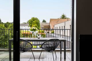 <p><strong><span>Prachtig appartement met terras in Affligem (Hekelgem)</span></strong></p>
<p>Op zoek naar een instapklaar eenslaapkamerappartement met terras op een toplocatie? Dan is dit pareltje in Affligem precies wat u zoekt.</p>
<p>Gelegen op de Brusselbaan geniet u hier van een uitstekende bereikbaarheid. Winkels en openbaar vervoer bevinden zich op wandelafstand en met de wagen staat u in een mum van tijd in Aalst, het centrum van Affligem én op de E40.</p>
<p>Liever wat groen en ontspanning? De omgeving nodigt uit tot heerlijke wandelingen.</p>
<p><span>Indeling & comfort</span></p>
<p>Dit recente appartement (bj 2016) bevindt zich op het eerste verdiep van de verzorgde residentie “Blakmeers”.</p>
<p>Via de nette inkomhal van het gebouw bereikt u het appartement (met de trap of met de lift) , waar u meteen wordt verwelkomd in een lichtrijke woon- en eetkamer met een warme, huiselijke uitstraling. De open keuken sluit hier perfect op aan en is volledig uitgerust met alle hedendaagse comfort. Naast de keuken vinden we ook nog een praktische berging. Alles werd bovendien met de grootste zorg onderhouden.<br /><br />Vanuit de woonkamer hebben we een rechtstreekse toegang tot het ruime en zonnige terras dewelke uitkijkt op groen.</p>
<p>Verder beschikt dit appartement over een slaapkamer (12m²) met ensuite badkamer met inloopdouche. Daarnaast is er nog een aparte wc-ruimte <br /><br />Extra troeven!!</p>
<p>Het appartement beschikt over een<span> privatieve kelder</span> en de mogelijkheid tot het aankopen van een <span>ondergrondse staanplaats (€25.000) </span></p>
<p>Kortom, dit appartement combineert rust, comfort en een uitstekende ligging. Ideaal voor wie op zoek is naar een eerste appartement of investeerders.</p>
<p><strong>Klaar om van dit mooie appartement uw nieuwe thuis te maken?<br /></strong>Contacteer ons vandaag nog voor een bezoek ter plaatse!</p>
<p><strong>info@impromove.be | 02 887 80 56</strong></p>