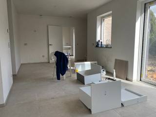 Deze nieuwbouwwoning is gelegen in Hospitaalstraat in Ertvelde en is gerealiseerd met een <strong>strakke, tijdloze architectuur</strong> die meteen in het oog springt. Bij het binnenkomen word je verwelkomd in een <strong>aangename inkomhal</strong> met apart toilet en een <strong>praktische bureauruimte</strong>, ideaal voor thuiswerk of hobby. De<strong> lichtrijke woonkamer</strong> sluit naadloos aan op het terras en de tuin en vormt samen met de prachtig, uitgeruste keuken het hart van de woning. Verder vind je op het gelijkvloers een <strong>inpandige garag</strong>e en een ruime <strong>wasplaats/berging</strong>, zodat alles perfect georganiseerd blijft.<br /><br />Op de verdieping wachten<strong> vier volwaardige slaapkamers</strong>, waaronder een <strong>master bedroom met ingemaakte dressing</strong>, een technische berging, een apart toilet en een luxueuze badkamer met zowel bad als douche. De woning wordt tot<strong> in de kleinste details afgewerkt</strong> met kwalitatieve materialen, ingemaakte kasten, een elegante glazen deur en een keuken die zowel praktisch als esthetisch uitblinkt.<br />De woning blinkt ook uit in energiezuinigheid dankzij de <strong>zonnepanelen</strong>, een <strong>lucht/water warmtepomp</strong> en moderne technieken. <br /><br />Gelegen op een perceel van <strong>333m² </strong>biedt deze nieuwbouwwoning niet alleen ruimte en licht, maar ook duurzame woonkwaliteit voor de toekomst. Bovendien kan de woning aangekocht worden aan het <strong>verlaagd BTW-tarief van 6%</strong> (onder voorwaarden), wat dit project extra aantrekkelijk maakt.<br /><br />Meer weten? info@vastgoedminnaert.be of <strong>09 330 61 04</strong>