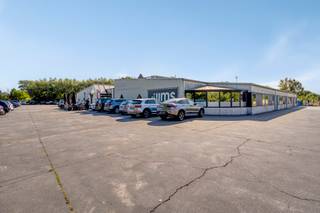 Unieke vastgoedopportuniteit! Dit veelzijdige pand van maar liefst 1.500 m² combineert een volledig uitgeruste fitness met een ruim, rustig...