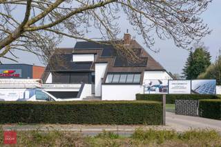 Ontvangstruimte met toonzaal/kantoren en kitchenette, grote vergaderruimte met bar, verschillende kantoorunits, woonst bestaande uit: Inkom, living, eetruimte, ingerichte keuken, 4 slaapkamers, dressing, 2 badkamers, sauna, dakterras met jacuzzi. Verder is er een zonnige tuin met ruim overdekt terras, zwemvijver, parking voor ca 8 wagens en ondergrondse garage voor 4 wagens. Verwarming via warmtepomp en PV installatie. Oppervlakte kantoorgedeelte ca 230m².