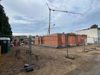 <p><strong>Hedendaagse halfopen bebouwing in Nijlen</strong></p>
<p>In een rustige en kindvriendelijke omgeving in Nijlen worden twee stijlvolle halfopen nieuwbouwwoningen opgericht, met oplevering voorzien in <strong>september 2026</strong>. Deze energiezuinige woningen combineren een doordachte indeling met een hedendaagse architectuur en kwalitatieve afwerking.</p>
<p><strong>Indeling gelijkvloers</strong></p>
<ul>
<ul>
<li><strong>Inkomhal</strong> met gastentoilet</li>
<li><strong>Ruime leefruimte</strong> met veel lichtinval en een <strong>open, volledig ingerichte keuken</strong></li>
<li><strong>Aansluitende berging</strong> voor extra comfort en opbergruimte</li>
<li><strong>Apart bureau</strong> dat ook kan dienen als gelijkvloerse slaapkamer</li>
<li><strong>Inpandige garage</strong></li>
</ul>
</ul>
<p><strong>Verdieping</strong></p>
<ul>
<ul>
<li><strong>Drie slaapkamers</strong></li>
<li><strong>Badkamer</strong> uitgerust met dubbele wastafel, ligbad en douche</li>
<li><strong>Apart toilet</strong> op de nachthal</li>
</ul>
</ul>
<p><strong>Extra ruimte</strong></p>
<p>Via een <strong>vaste trap</strong> is de zolder bereikbaar, waar een <strong>vierde slaapkamer</strong> of een gezellige speelruimte voor de kinderen mogelijk is.</p>
<p><strong>Troeven</strong></p>
<ul>
<li>
<ul>
<li>
<ul>
<li>Hedendaagse architectuur en kwalitatieve materialen</li>
<li>Energiezuinig en toekomstgericht bouwen</li>
<li>Mogelijkheid tot aankoop aan <strong>6% BTW</strong> (onder voorwaarden)</li>
<li>Rustige ligging in combinatie met vlotte bereikbaarheid<br /><br />Te koop voor 449.000€ excl. kosten (145.000€ grondaandeel - 304.000€ constructie<br /><br />Stedenbouwkundige inlichtingen in aanvraag. <br /><br />Lastenboek op aanvraag.</li>
</ul>
</li>
</ul>
</li>
</ul>