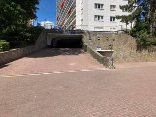 Quartier Roodebeek - Garage fermé avec porte manuelle dans les sous-sols d'un complexe immobilier donnant rue Théodore De Cuyper, d'une profondeur...
