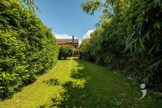 <p><span>Ruime gezinswoning in doodlopende straat!</span></p><p><span> </span></p><p><span>Nabij het dorpscentrum van Herent vinden we deze zeer welgelegen eengezinswoning terug. Deze halfopen woning werd gebouwd in 1980 en werd steeds zeer goed onderhouden.</span></p><p><span>Het pand is gelegen in de Belsenakenstraat, een doodlopende straat nabij belangrijke voorzieningen en invalswegen zoals o.a. Colruyt, Aldi, E314, Leuven...</span></p><p><span> </span></p><p><span>Dankzij de ligging op een ruim perceel van 7a 11ca beschikt deze woning over een uiterst aangename en privatieve tuin. Bovendien is de tuin volledig aangelegd en is er een perfect onderhouden terras aanwezig.</span></p><p><span> </span></p><p><span>De gelijkvloerse verdieping omvat een ruime inkomhal, ingerichte keuken, leefruimte met aparte eethoek en een zeer handige inpandige garage.</span></p><p><span>Op de eerste verdieping vinden we maar liefst drie slaapkamers, een aparte bureau en een badkamer met ligbad en douche terug.</span></p><p><span>De zolderverdieping werd opgedeeld in nog eens twee extra slaapkamers/bergruimtes.</span></p><p><span> </span></p><p><span>De woning wordt verwarmd op stookolie en geniet van een EPC label D, hierdoor is er géén renovatieverplichting van toepassing!</span></p><p><span>Over het algemeen dient deze woning stevig opgefrist te worden maar biedt dit wel de mogelijkheid om het helemaal in te richten naar uw eigen smaak.</span></p><p><span> </span></p><p><span>De ligging is prima, ideaal wie rustig wenst te wonen nabij het centrum van Herent. Heb je interesse in deze woning? Vraag snel je bezoek aan via 016 15 31 15 of info@immolivit.be</span></p>