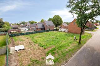 <p>Deze twee bouwgronden voor open bebouwing liggen aan de Kapelstraat in Wijchmaal, een rustige woonstraat vlak bij het centrum. De buurt bestaat uit woningen in open en halfopen bebouwing met een grote variatie in bouwstijl. Dat maakt de plek geschikt voor wie een eigen karakter aan zijn woning wil geven, in een groene en kindvriendelijke omgeving.</p>

<p><br />De voorgevel komt op minimaal 5 meter van de rooilijn van de Kapelstraat. De maximale bouwdiepte bedraagt 8,80 meter, zowel op het gelijkvloers als op de verdieping. Je bouwt tot 2 bouwlagen met een nokhoogte van maximaal 11 meter. De dakvorm kies je zelf.</p>

<p><br />Een garage voorzie je inpandig. Wil je liever een open carport, dan kan dat in de zijtuin, tot 24 m². Los daarvan mag je nog tot 40 m² aan vrijstaande bijgebouwen plaatsen, zoals een tuinhuis of berging.</p>

<p><br /><strong>Enkele troeven</strong></p>

<ul><li>Een oppervlakte van 450 m².</li><li>Rustige ligging in een woonstraat vlak bij het centrum van Wijchmaal.</li><li>Grote bouwdiepte van 8,80 meter, zowel gelijkvloers als op de verdieping.</li><li>Ruimte voor een inpandige garage, carport en bijgebouw tot 40 m².</li><li>De bestaande woning wordt afgebroken</li></ul>

<p><br />De volledige verkavelingsvoorschriften bezorgen we je graag per mail. Wil je een van deze loten in Wijchmaal bemachtigen? Neem contact op via impact@era.be of via 089 46 48 63. Khaz helpt je graag verder.</p>