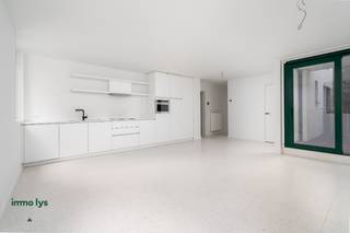 OPEN HUIS DONDERDAG 11/09 VAN 17-19U<br /><br />Afgewerkt nieuwbouwappartement centrum Kortrijk<br />Uitstekend gelegen en afgewerkt nieuwbouwappartement aan het Schouwburgplein te Kortrijk in het volle centrum. Op amper 150m van het station en wandelafstand van de Grote Markt.<br /><br />Appartement met 1 slaapkamer voorzien van een lichtrijke woonkamer met een aangrenzend terras, keuken, berging, apart toilet en badkamer met inloopdouche. De keuken is volledig uitgerust met een koelkast, combi-oven, vaatwas, inductiekookplaat en dampkap. Het terras is zuidwest georiënteerd. <br /><br />Ideale parkeergelegenheid voor de deur met de ondergrondse parking "schouwburg" waar men kan beschikken over een gratis nachtabonnement of een voordelig bewonersabonnement.<br /><br />Beschikbaar vanaf oktober!<br />Kom langs op de bezoekdag donderdag 11 september van 17 tot 19u.<br /><br />Meer weten? Neem contact op met Louise via louise@immo-lys.be