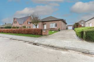 Gelijkvloerse open bebouwing op een mooi en groot perceel, gelegen in een rustige wijk in Kieldrecht, op slechts enkele kilometers van de E34.De...