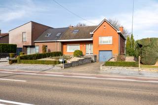 Aan de Sint-Truidersteenweg 484 in Hoepertingen vinden we deze ruime woning terug op een aangenaam perceel van 6are30. De ligging is ideaal: gelegen tussen Tongeren en Sint-Truiden, waardoor je alle voorzieningen van beide steden binnen handbereik hebt. De woning biedt het beste van twee werelden: goede bereikbaarheid vooraan en aan de achterzijde absolute rust met een onderhoudsvriendelijke tuin en toegang tot een leuk, groen pleint. Via een extra wegje achteraan heb je ook een handige alternatieve toegang tot de woning.<br /><br />Deze woning van circa 200 m² bewoonbare oppervlakte biedt een ruime en lichtrijke leefomgeving. Op het gelijkvloers vind je de grote woonkamer en keuken, gang en een veranda met zicht op de tuin. De woning heeft een interessante split-level indeling die veel mogelijkheden biedt. Via de eerste trap bereik je de nachthal met drie slaapkamers en een badkamer. Via een aparte trap vanaf het gelijkvloers kom je op een extra verdieping, waar een hele grote kamer van maar liefst 55 m² wacht. Deze ruimte, compleet met infraroodsauna, kan perfect dienen als vierde slaapkamer, maar ook als ruim bureel, hobbykamer, muziekstudio of privévertrek voor een inwonende tiener. Vanuit deze kamer heb je ook nog toegang tot een zolder van ongeveer 30 m². De mogelijkheden zijn eindeloos.<br /><br />De woning is gebouwd in stevige betonconstructie en verkeert in een goede staat, maar mag opgefrist en gemoderniseerd worden naar jouw persoonlijke smaak. Perfect dus voor wie graag zelf de handen uit de mouwen steekt of stap voor stap wil renoveren terwijl je er woont. De inpandige garage van 25 m² en de handige kelderruimte bieden extra opslagmogelijkheden.<br /><br />Wat deze woning bijzonder maakt, is de combinatie van ruimte en ligging. Het perceel biedt niet alleen een onderhoudsvriendelijke tuin, maar ook een handige achteruitgang. Ideaal om met de fiets te vertrekken, om materiaal aan te voeren voor tuinonderhoud of om gemakkelijk met een aanhangwagen in de tuin te werken. Een uitgelezen kans voor wie op zoek is naar ruimte, mogelijkheden en een centrale ligging.<br /><br />Bel ons snel voor een bezoek ter plaatse!