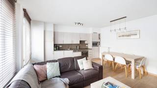 Dit instapklaar duplex appartement is perfect gelegen nabij het Heldenplein.Indeling: hall, gastentoilet, berging, lichtrijke leefruimte met open...