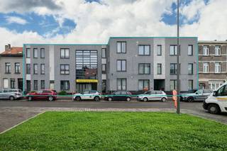 <p><span>Ben je op zoek naar een veelzijdig investeringspand met volume, uitstraling </span>é<span>n rendement? <br />Dan is dit indrukwekkende gebouw op de Lakborslei absoluut een buitenkans.</span></p>
<p><span>Met een totale oppervlakte van maar liefst ca. 2.600 m² biedt dit pand een waaier aan mogelijkheden. Het gebouw staat gekend als kantoorruimte en is vandaag reeds goed verhuurd, wat zorgt voor een interessante en stabiele opbrengst.<br />Huurinkomsten bedragen 23.117 euro / maand.<br /><br /></span></p>
<ul>
<li><span>Totale oppervlakte ca. 2.600 m²</span></li>
<li><span>Gelijkvloers + 2 verdiepingen</span></li>
<li><span>(Goederen)lift</span></li>
<li><span>Deels ingericht als tandartspraktijk op het gelijkvloers</span></li>
<li><span>Diverse kantoorruimtes (momenteel ingericht als appartementen en gebedsruimtes)</span></li>
<li><span>Dubbele PVC-ramen</span></li>
<li><span>Gemeenschappelijke verwarming</span></li>
<li><span>Degelijk onderhouden gebouw met sterke verhuurbaarheid</span></li>
</ul>
<p><span>De bestaande indeling maakt het pand uitermate geschikt voor verder gebruik als kantoor- of praktijkruimte, maar biedt eveneens interessante perspectieven naar herinrichting (mits de nodige vergunningen).</span></p>
<p><span>Gelegen op een vlot bereikbare locatie in Deurne, met een uitstekende verbinding naar Antwerpen en de belangrijkste invalswegen. In de onmiddellijke omgeving vind je winkels, openbaar vervoer en diverse voorzieningen, wat deze locatie extra aantrekkelijk maakt voor huurders en gebruikers.</span></p>
<p><span>Ben je op zoek naar een ruim polyvalent gebouw met sterke verhuurbaarheid en investeringspotentieel? Contacteer LISTED : +32 3 283 51 51.</span></p>