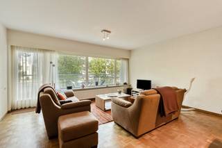 Bezoekmoment op 28/08 &amp; 29/08!<br /><br />Het appartement (115 m²) bevindt zich op de eerste verdieping. Brugge-centrum, het station en diverse handelszaken liggen op slechts enkele minuten afstand, waardoor alle nodige faciliteiten in de directe omgeving aanwezig zijn.<br /><br />Het appartement is ruim, lichtrijk en biedt een mooi uitzicht op het Frederik Sanderpark. Verder zijn er 3 volwaardige slaapkamers aanwezig en zijn een bijhorende garage en berging inbegrepen in de prijs.<br /><br />Recent werd de zijgevel van het gebouw gerenoveerd. De huidige EPC-score houdt hier nog geen rekening mee, wat betekent dat de werkelijke score nog gunstiger is.<br /><br />Indeling als volgt:<br />- Uitgestrekte inkomhall<br />- Lichtrijke leefruimte<br />- Keuken<br />- Badkamer en apart toilet<br />- Opbergcloset<br />- Slaapkamer 1 <br />- Slaapkamer 2 met toegang tot het terras<br />- Slaapkamer 3 <br /><br />Extra:<br />- Garage (inbegrepen in de prijs)<br />- Berging<br />- 3 terrassen aanwezig (voorkant, achterkant en aan de keuken)<br /><br />Belangrijk: het appartement is pas vrij vanaf 15/02/2027<br /><br /><br />Bestuursmaatregelen in het maatregelenregister: nee