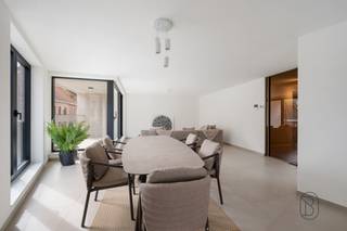 Op de hoek van de Kortrijkstraat en de Harelbeekstraat, vind je residentie Sint-Amandus: een prachtig nieuwbouwproject met 23 appartementen en 2 handelsruimtes. - Reeds 50% verkocht! - Dankzij de centrale ligging vlak bij de markt geniet je hier van alle voorzieningen binnen handbereik – van bakker en slager tot gezellige eetgelegenheden en winkels.<br /><br />De appartementen zijn ruim, licht en afgewerkt met duurzame kwaliteitsmaterialen. Grote raampartijen zorgen voor overvloedig daglicht en geven uit op een prachtige, groene binnentuin. De zonnige terrassen (tot wel 36 m²) bieden een heerlijke plek om te ontspannen met zicht op deze oase van rust.<br /><br /><br />Enkele sterke troeven:<br />- afwerking volledig naar eigen smaak en voorkeur<br />- energiezuinig en duurzaam<br />- mogelijkheid tot aankoop van een ondergrondse autostaanplaats met laadpunt<br />- winkels en faciliteiten op wandelafstand<br />- prachtige binnentuin als groene long<br /><br />✨ Bovendien kan je bij aankoop van dit appartement genieten van het verlaagde btw-tarief van 6% – een unieke kans om betaalbaar te investeren in kwalitatief wonen!<br /><br />Reserveer nu één van de laatste plaatsen:<br />📞 Guido – 0475 70 36 19