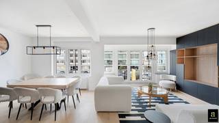 Stijlvol gerenoveerd appartement met prachtig zeezicht aan het Albertstrand, op wandelafstand van het bruisende centrum van Knokke. Indeling: inkomhal met vestiaire en gastentoilet. Ruime lichtrijke woon en eetkamer die uitkijkt op de zee. Open, moderne keuken die uitgerust is met kwalitatieve toestellen. Het appartement beschikt over twee ruime slaapkamers, elk met een eigen aansluitende douchekamer/badkamer. De twee slaapkamers zijn voorzien van ingemaakte kasten en bureau. Derde kamer die kan gebruikt worden als slaapkamer, bureau of leeshoek en met douchekamer. Gemeenschappelijke fietsenberging. Privatieve kelder. Meubels zijn inbegrepen in de prijs.