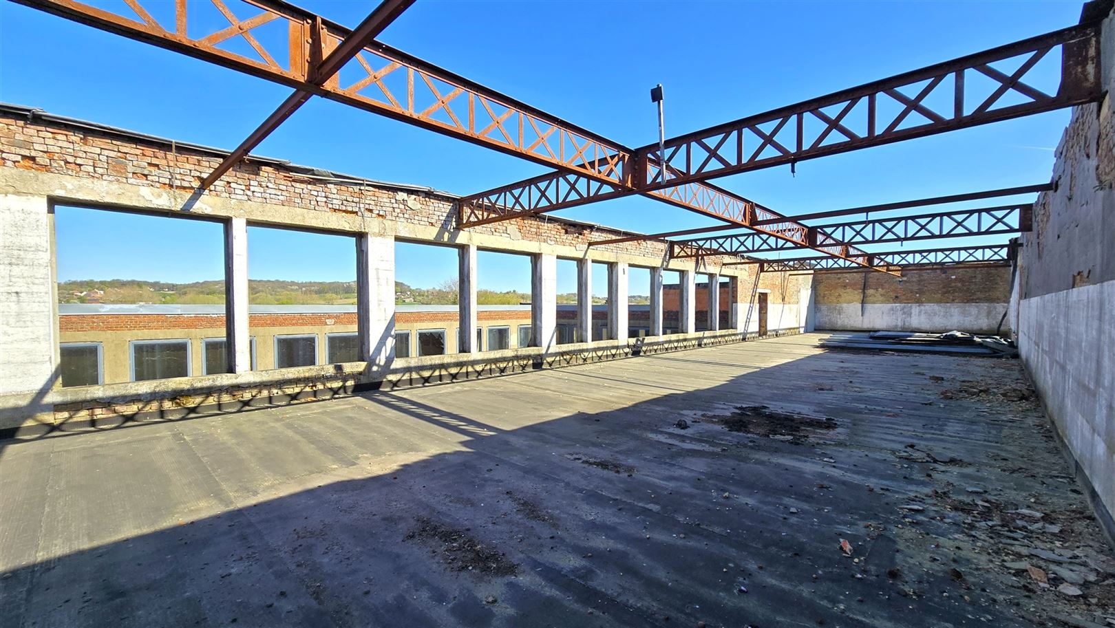 Voormalige fabrieksite met conciërgewoning - foto 1